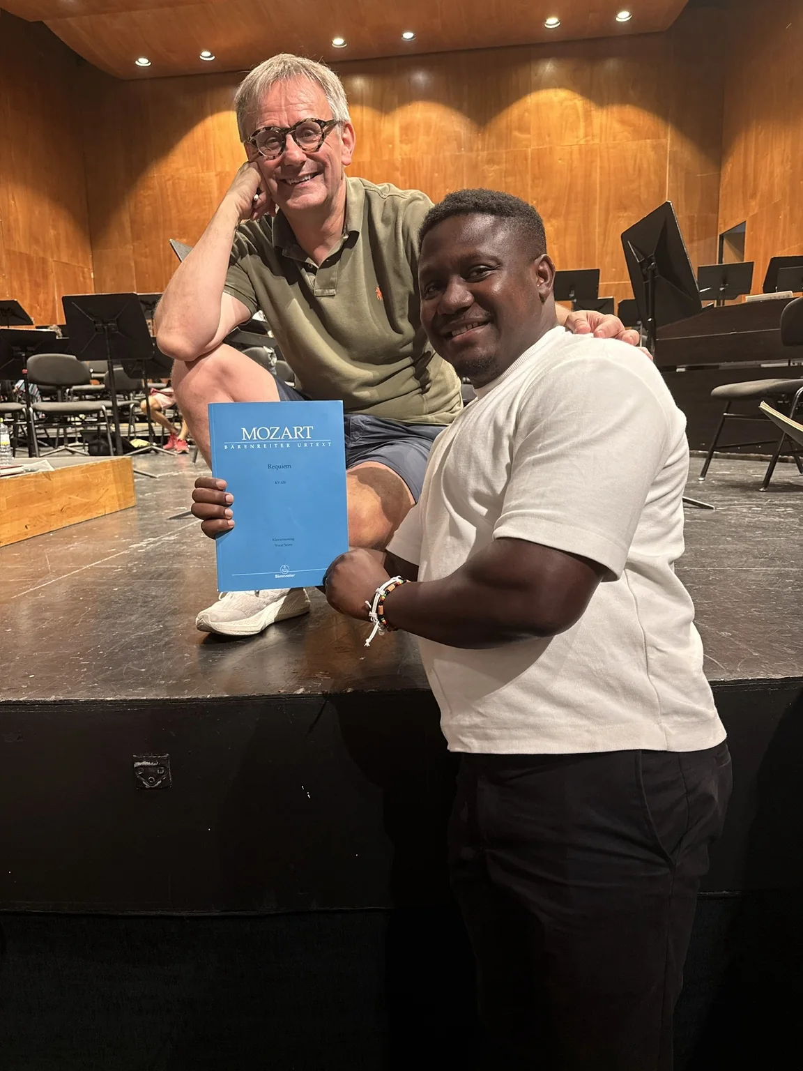 Gláucio Ngaca with Mozart Requiem score
